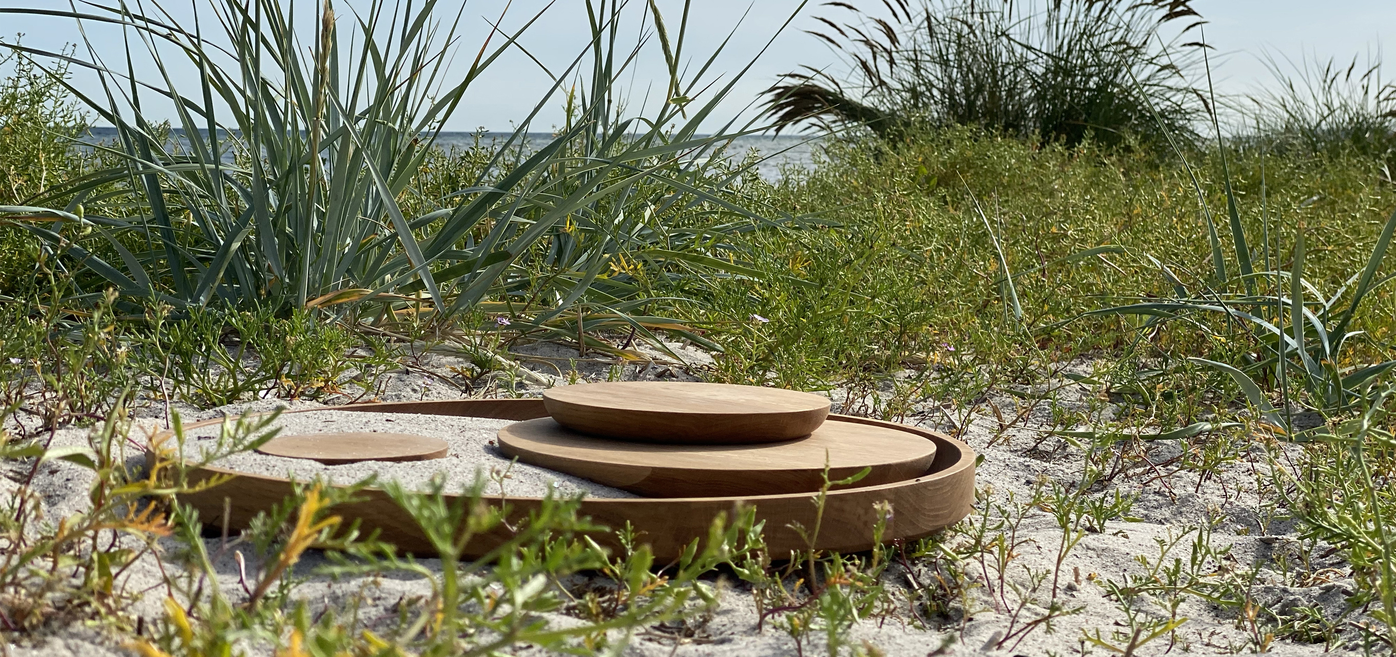 centerpiece AJE by bannigfein made of oak, naturally oiled, on the beach of laboe, made in schleswig-holstein, germany